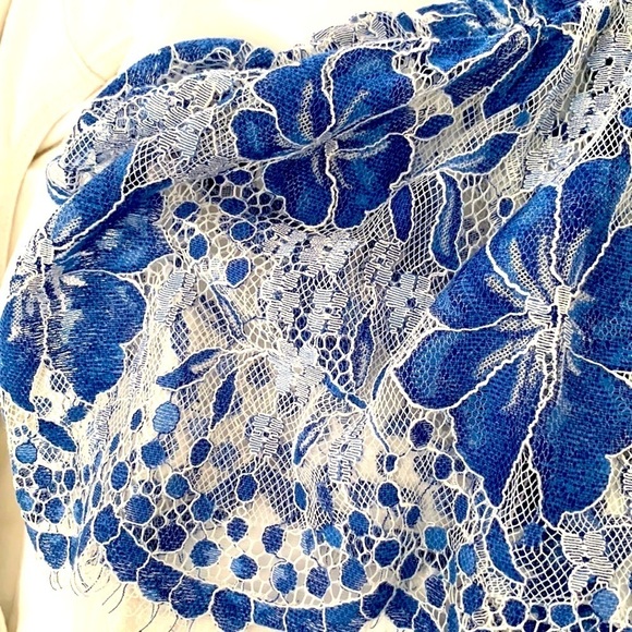 Lane Bryant Blue/White floral open shoulder flouncy blouse with lace. Size 26/28 - Picture 3 of 10